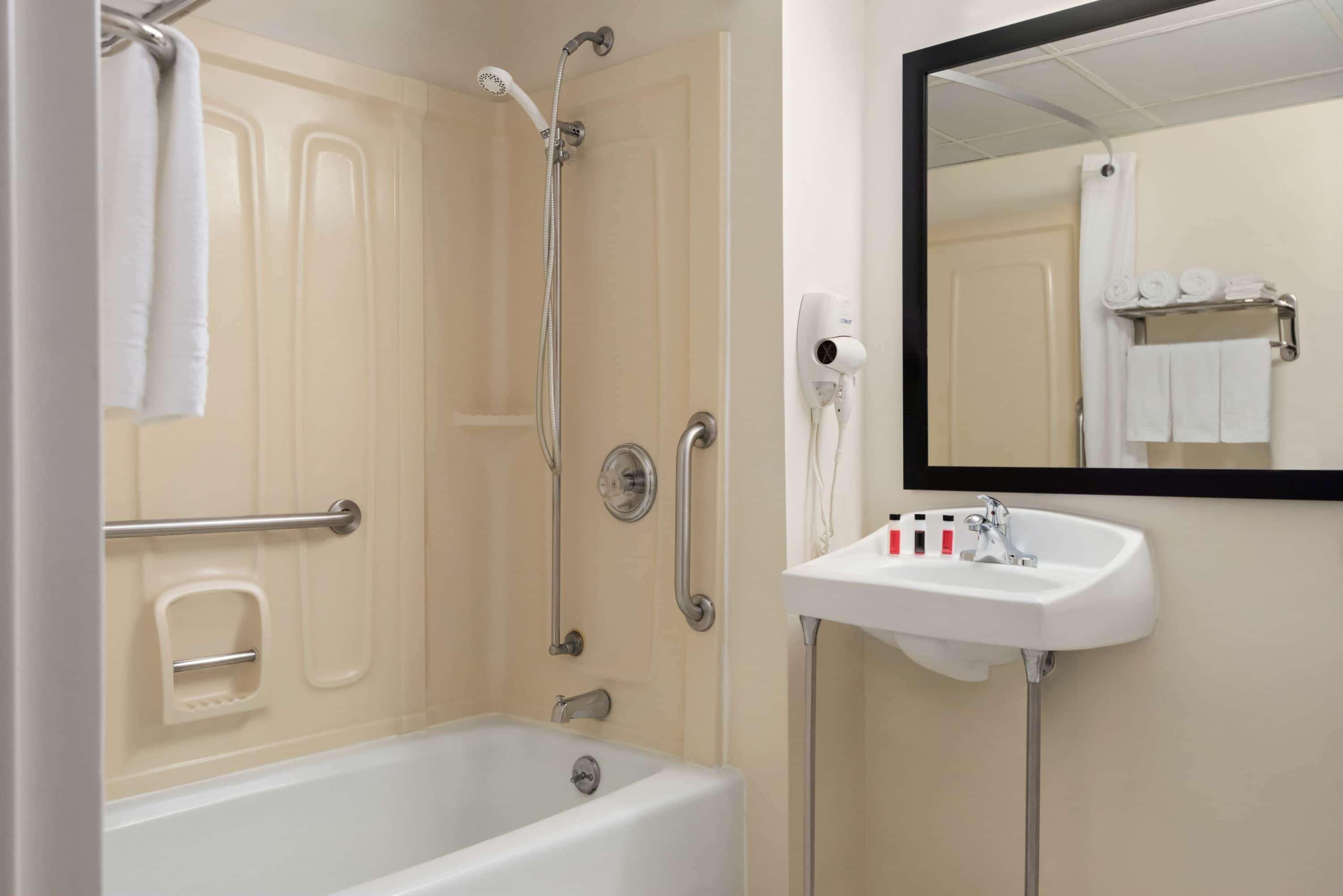 Super 8 By Wyndham Liverpool/Syracuse North Airport Екстер'єр фото